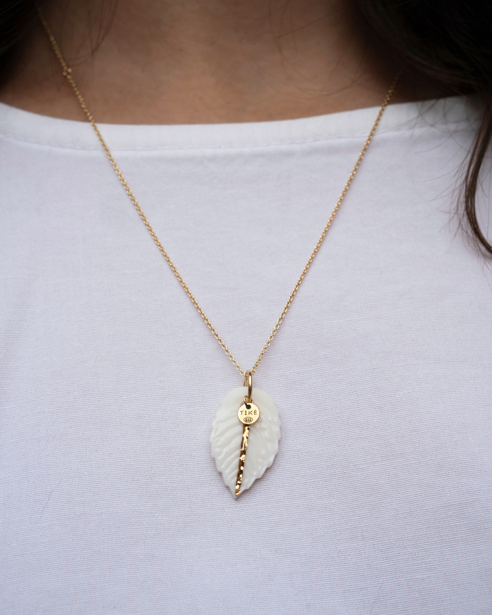 Charms – Anhänger aus weißem Blattporzellan mit goldener Linie