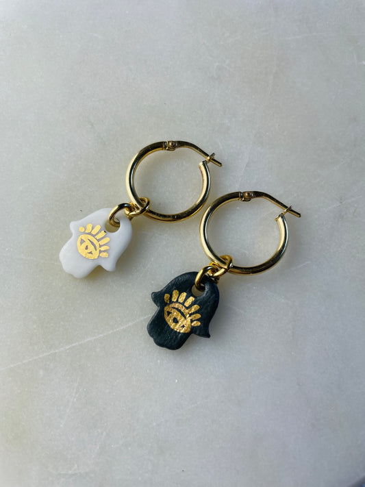 Orecchini a Cerchio Mano di Fatima in Porcellana Bianca&Nera