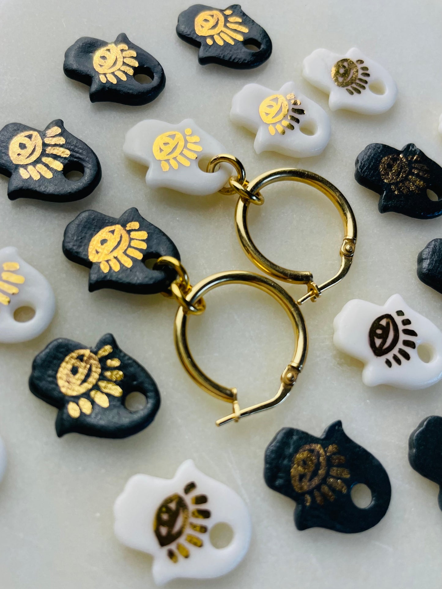 Orecchini a Cerchio Mano di Fatima in Porcellana Bianca&Nera