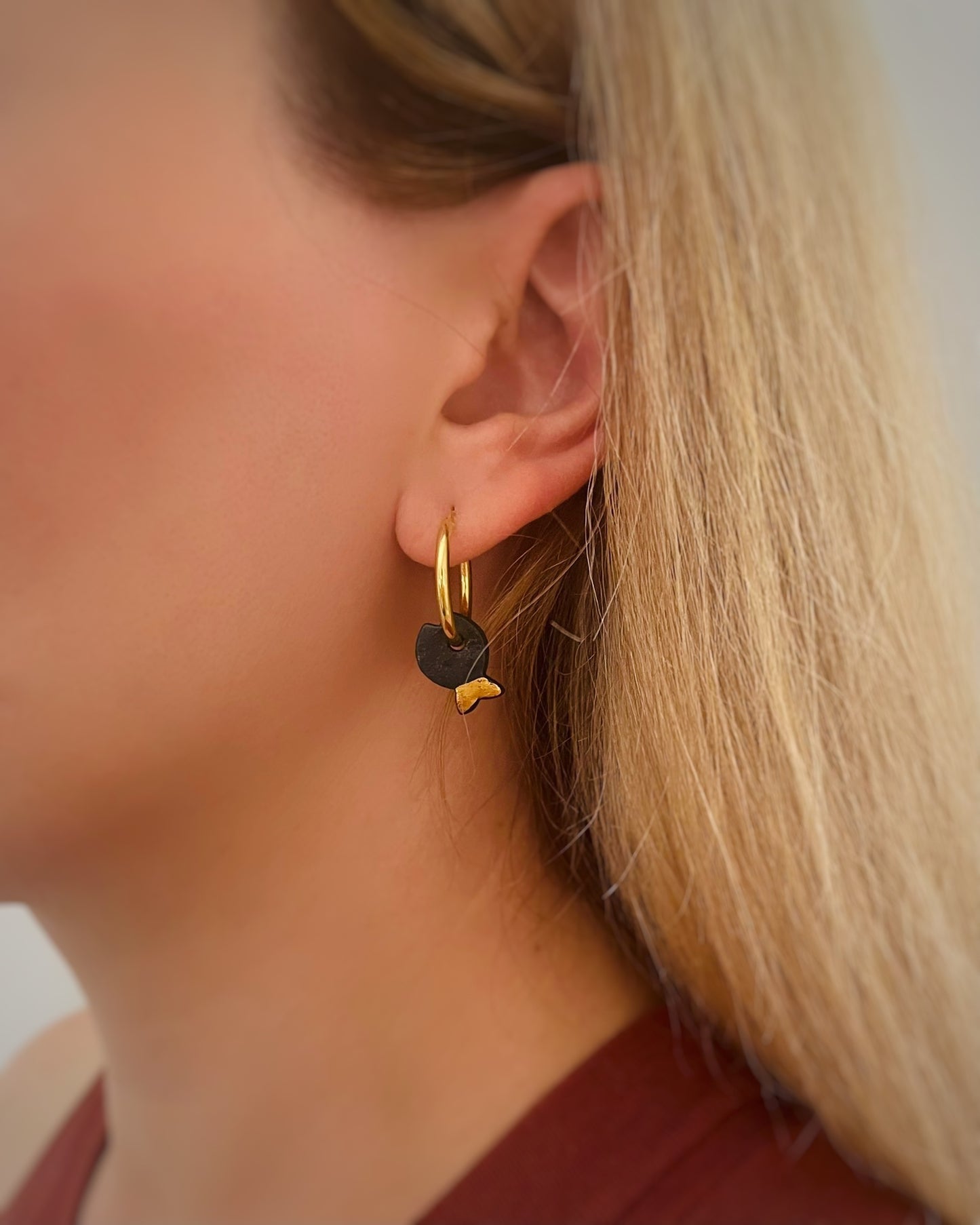 Orecchini a Cerchio - Argento 925 e Pendente in Porcellana Nera Pesce a Righe
