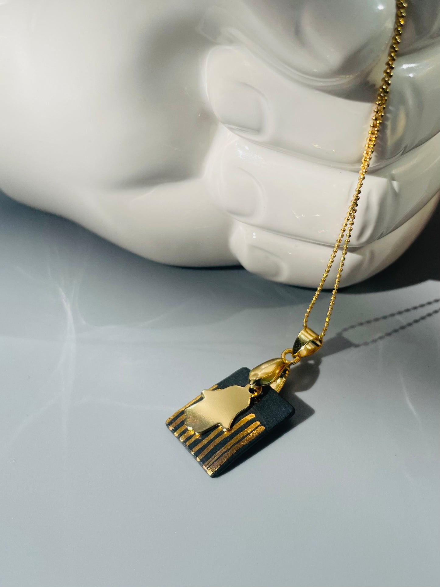 Collana Lunga Mano di Fatima Rettangolo in Porcellana Nera