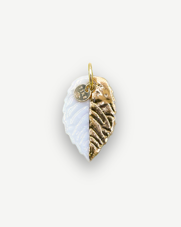 Charms - Pendentif en porcelaine blanche et feuille d'or