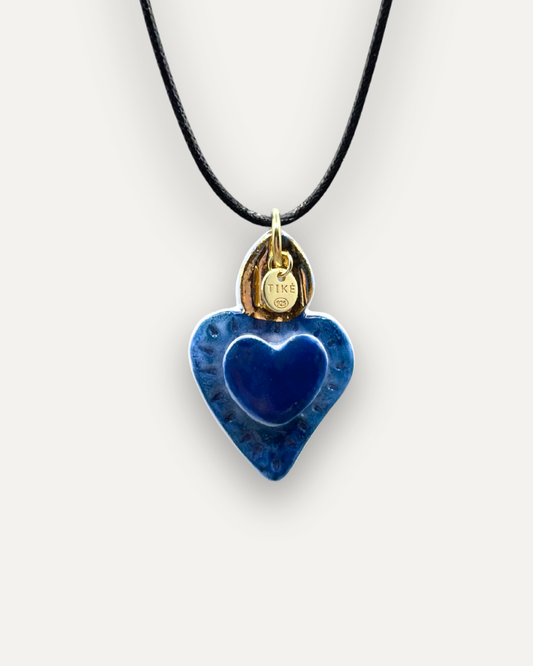Charms - Colgante de porcelana dorada con llama de corazón azul