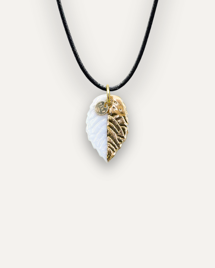 Charms - Pendentif en porcelaine blanche et feuille d'or