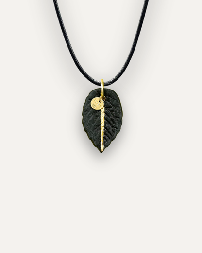 Charms - Colgante de Porcelana Hoja Negra con Línea Dorada