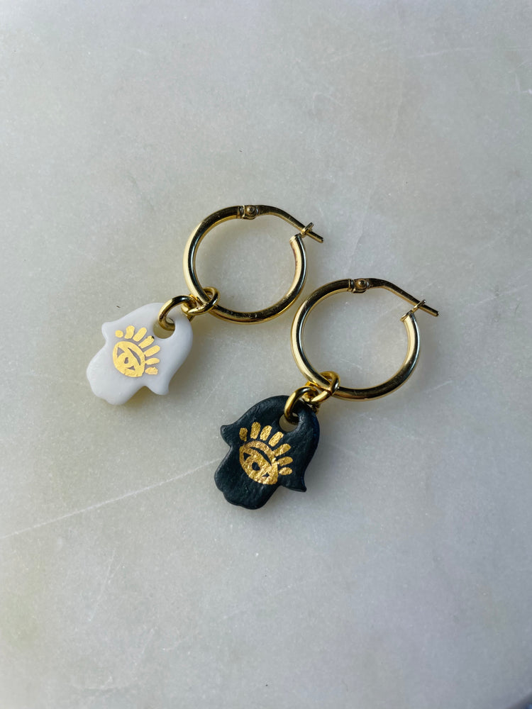 Orecchini a Cerchio Mano di Fatima in Porcellana Bianca&Nera