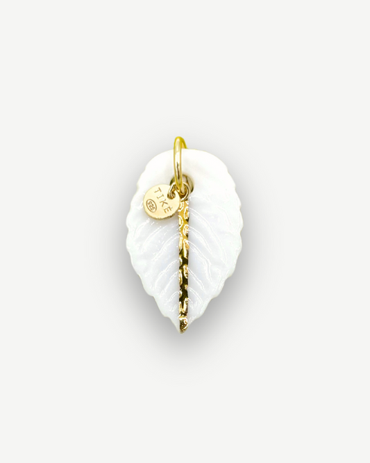 Charms - Pendentif en porcelaine feuille blanche avec ligne dorée